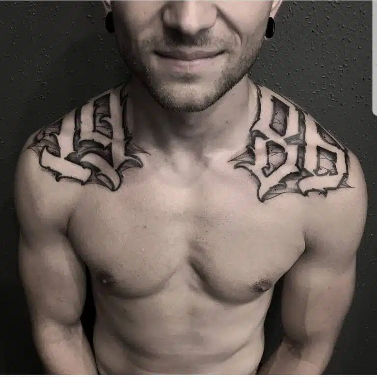 Tetování nápisy, čísla na klíční kosti