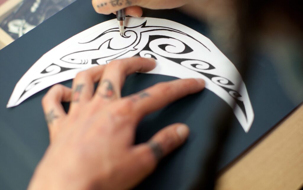 Kreslení návrhu tetování na přenášecí papír.