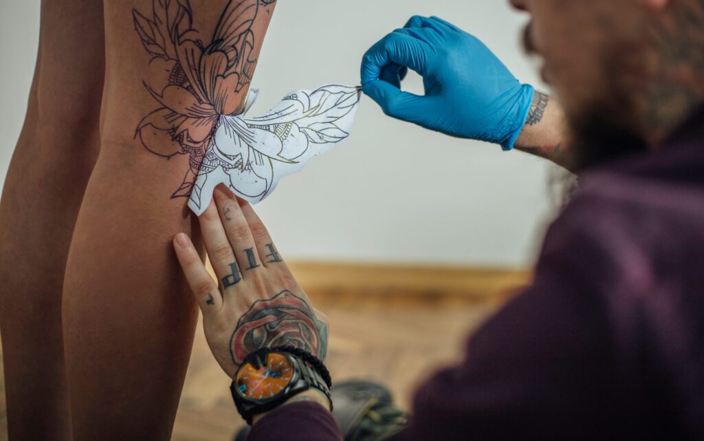 Obtiskování přeneseného návrhu tetování na kůži-