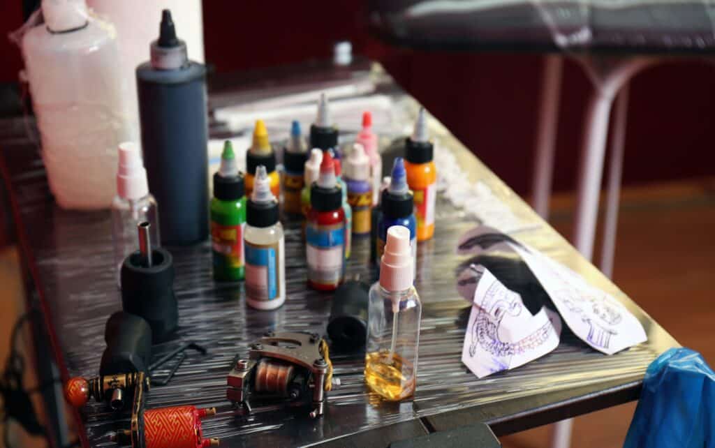 Nástroje na tetování.