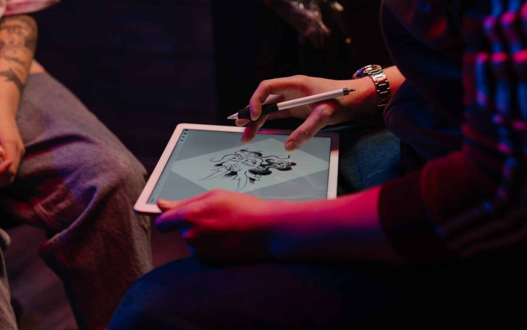 Návrh tetování v tabletu.