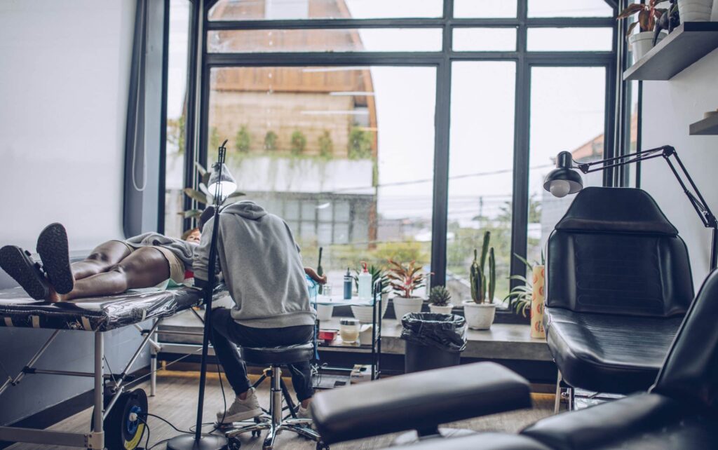 Čisté prostředí v tetovacím salónu.