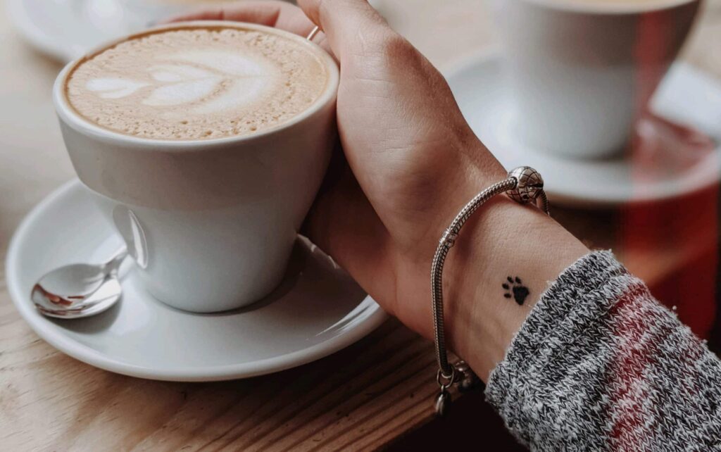 Dobrá káva a tetování ne zápěstí.