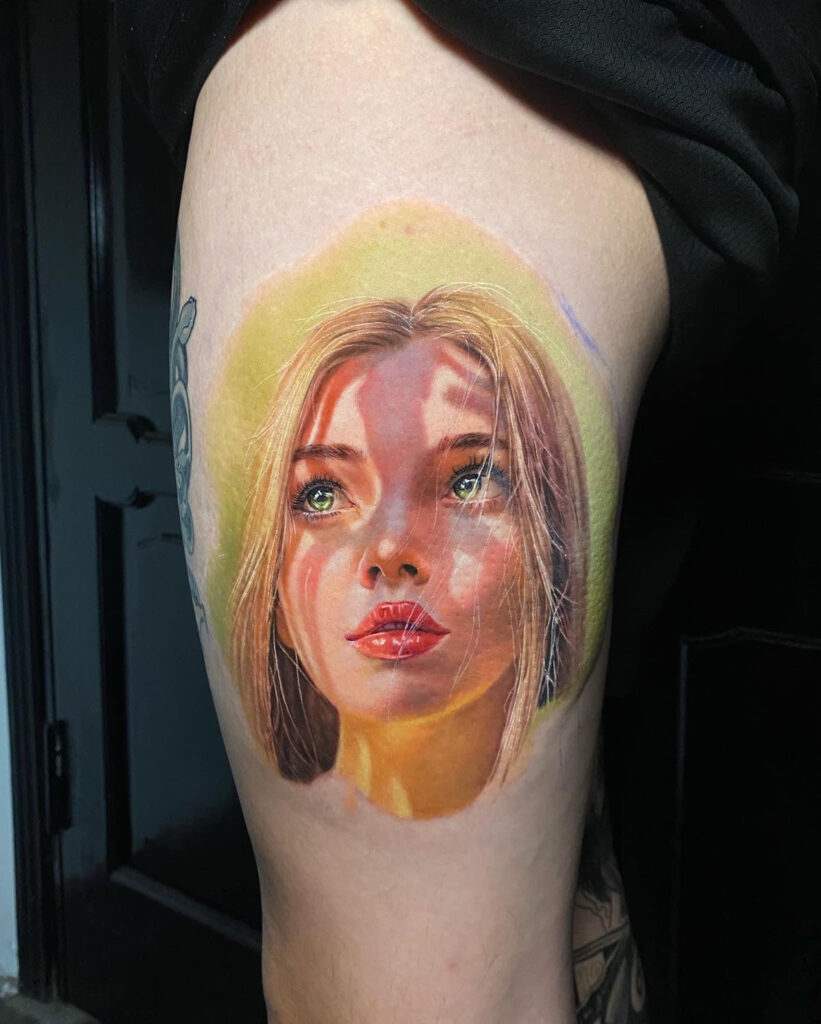 Barevně vytvořený obličej ženy v realistickém stylu.