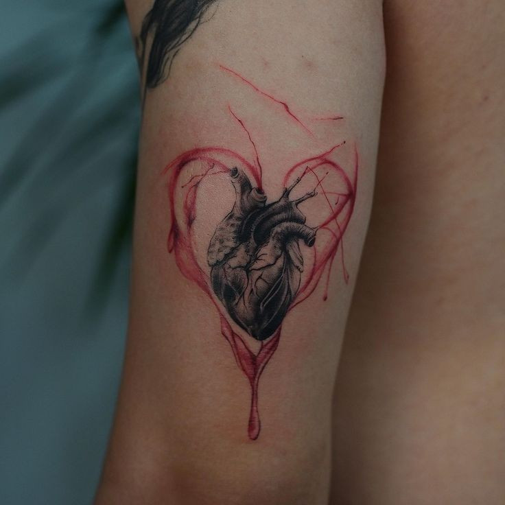 Watercolor technika tetování srdce.