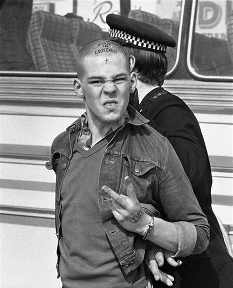 Skinhead s tetováním