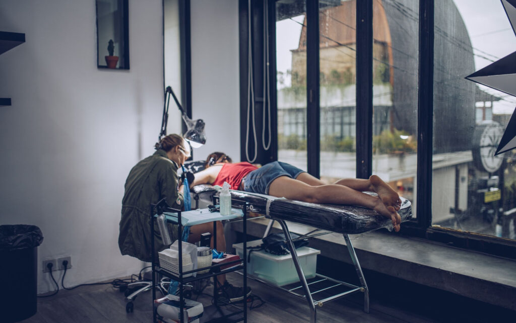 klient na tetovacím stole.