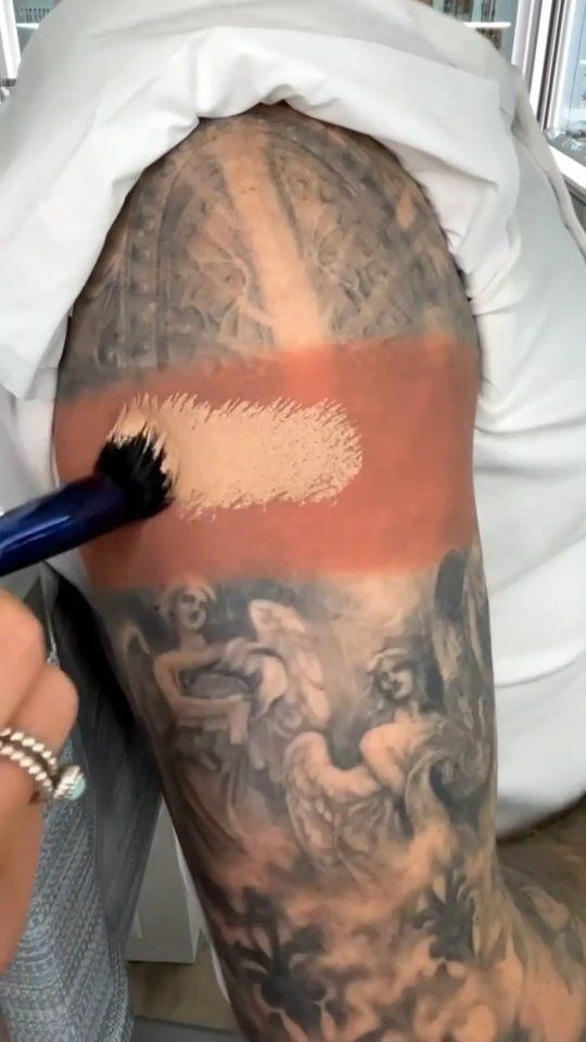 Zakrývání tetování pomocí korektoru a makeupu.