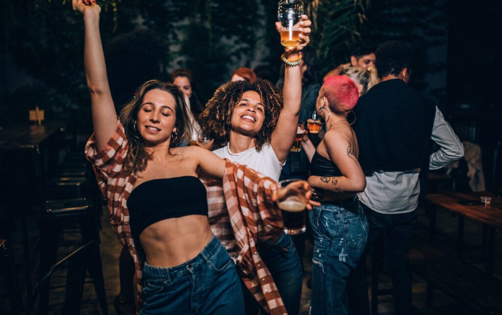 Party holky před rozhodnutím udělat si tetování.