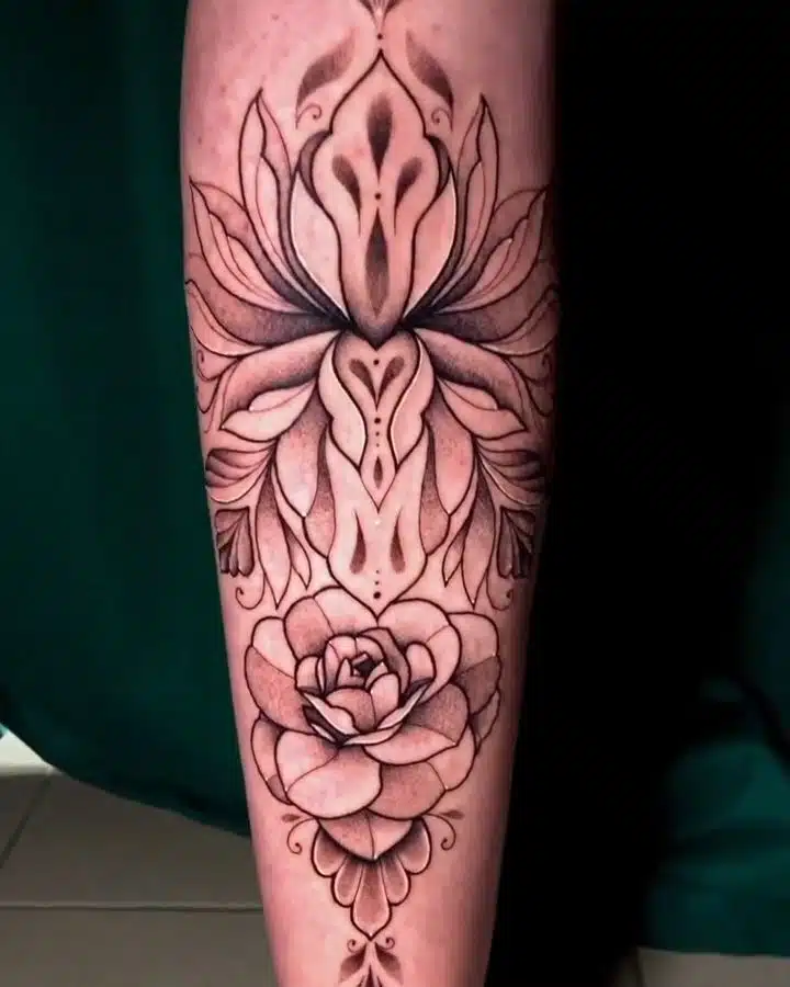 Tetování na nohu, květiny, mandala