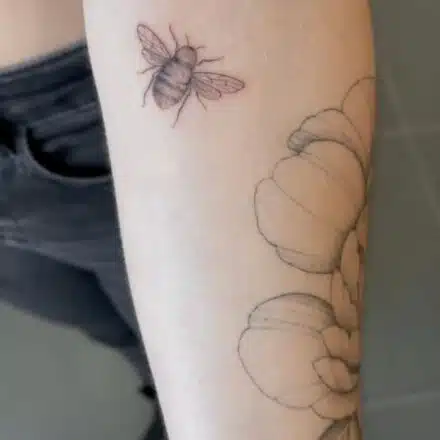 Minimalistické tetování  zvíře včela na předloktí