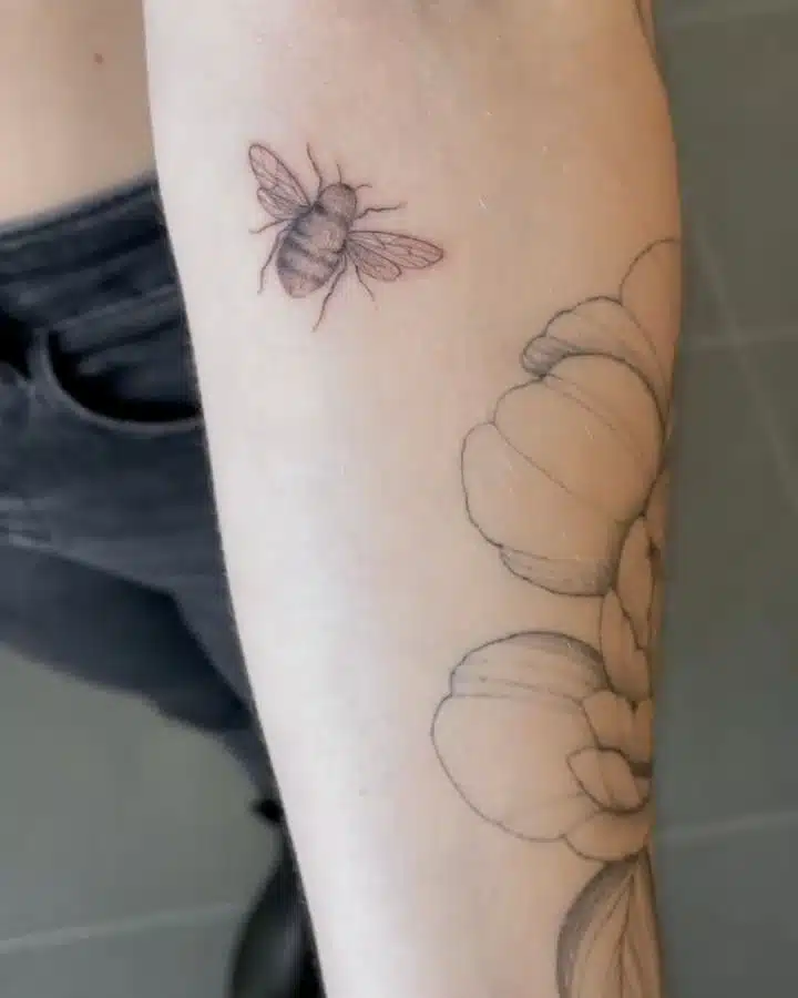 Minimalistické tetování  zvíře včela na předloktí