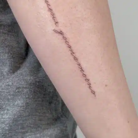 Minimalistické tetování nápisy, citáty na předloktí