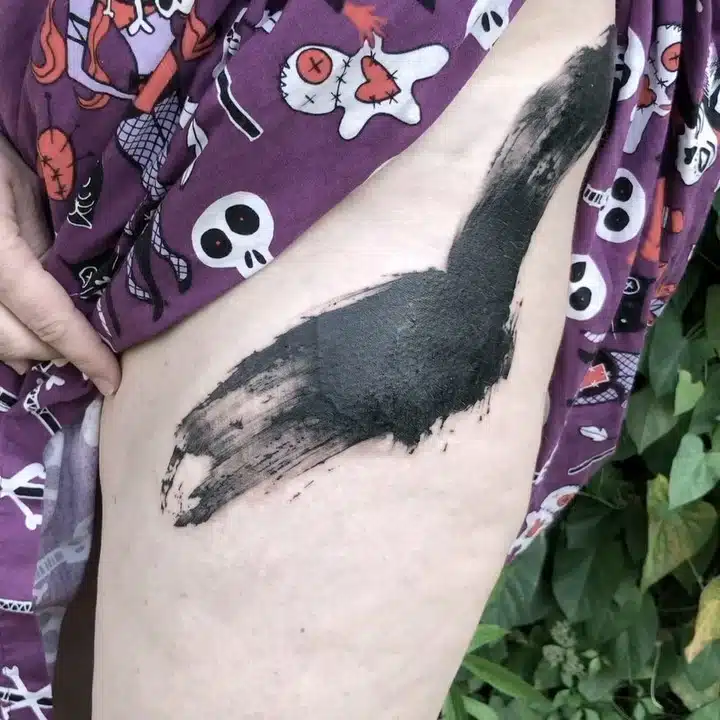 Tetování abstrakce, symbol na stehnu