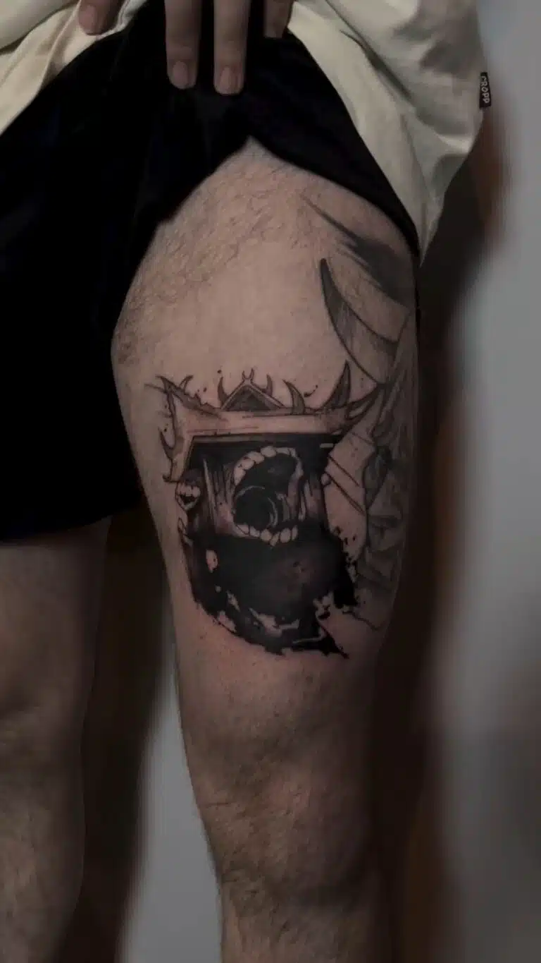 Tetování symbol znamení zla na stehnu