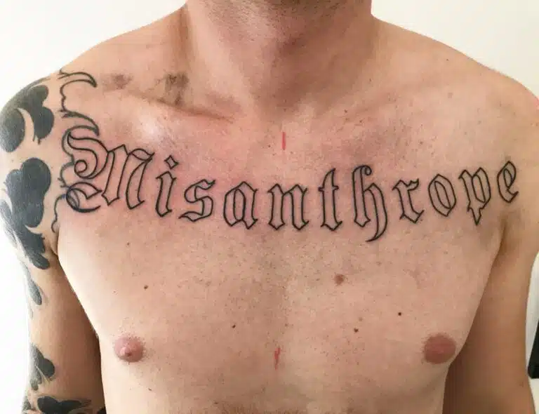 Tetování písmena, nápis na hrudi