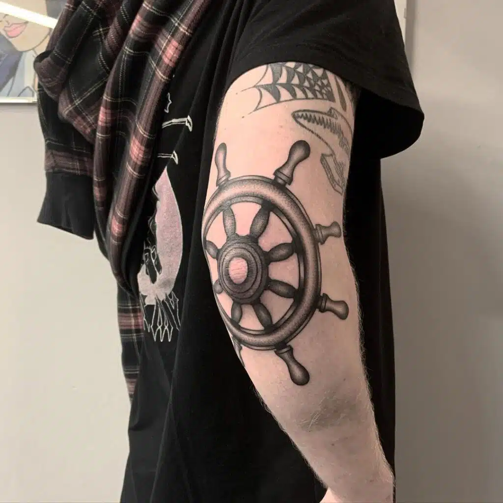 Tetování cestování, symbol síly, kormidlo na loket