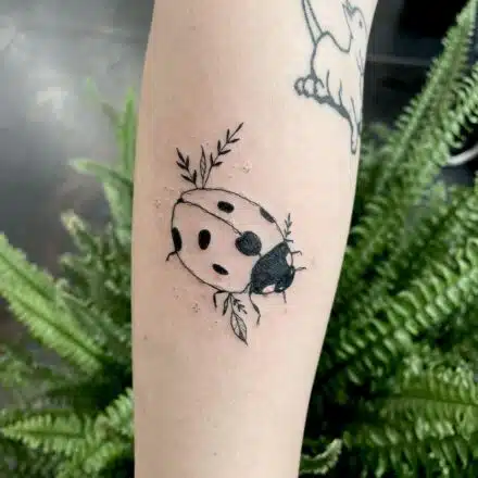 Tetování symbol beruška na předloktí