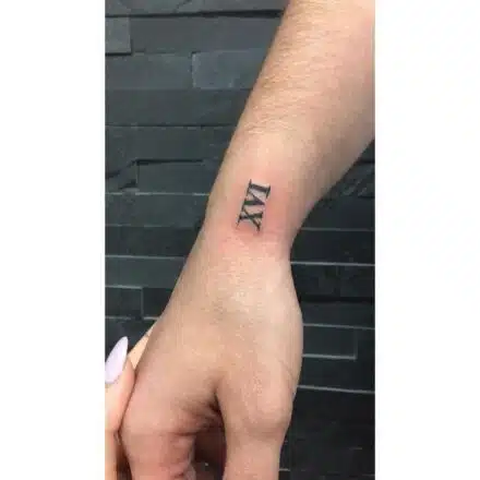 Tetování symbol čísla na zápěstí