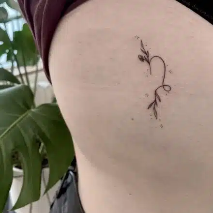 Minimalistické tetování symbol luční kvítí na bok žeber