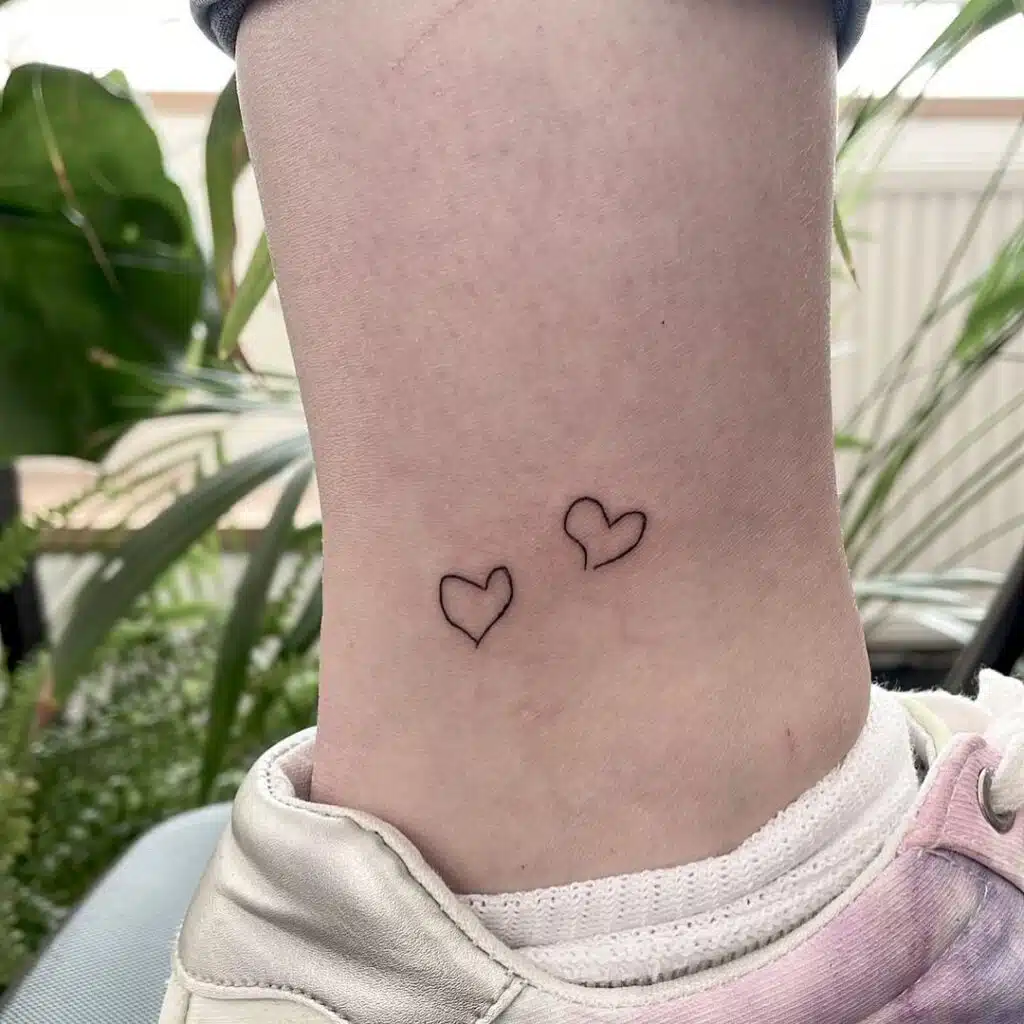 Tetování symbol srdce na kotník
