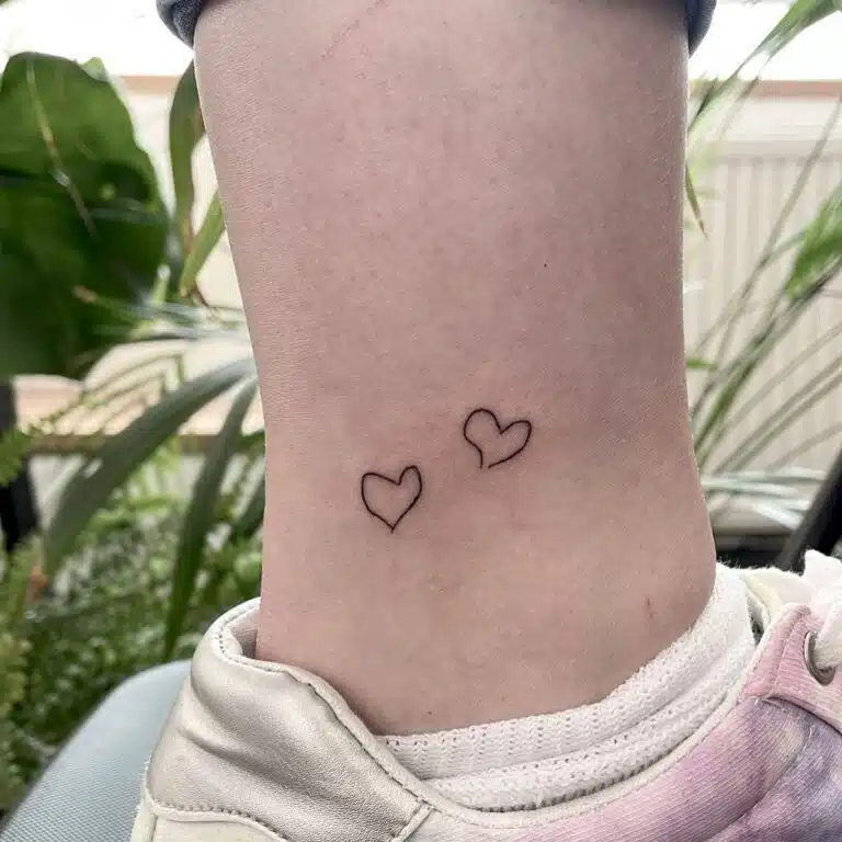 Tetování symbol srdce na kotník