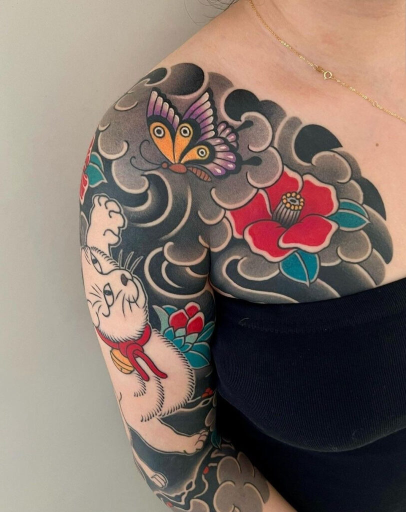 Motýl zakomponovaný v irezumi tetování.