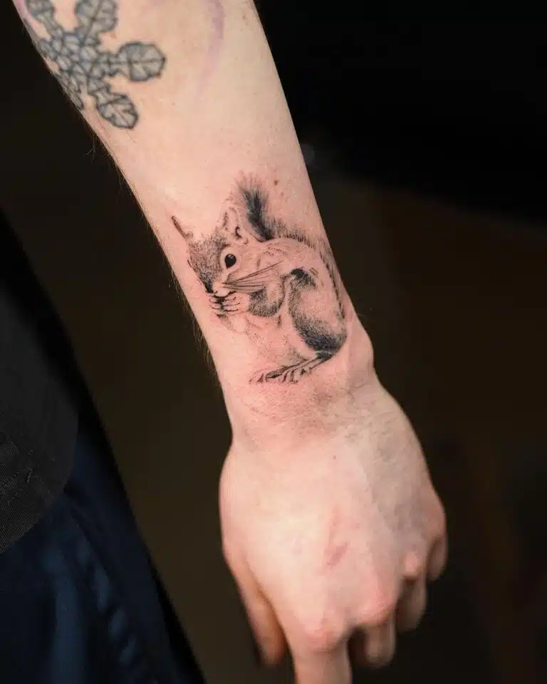 Tetování zvířata, veverka na předloktí
