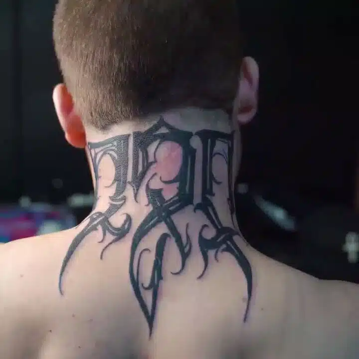 Tetování nápis na krku