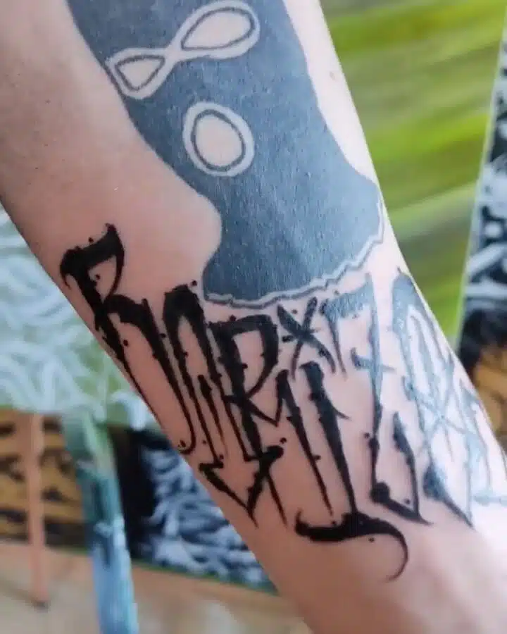 Tetování písmena, nápis fna předloktí