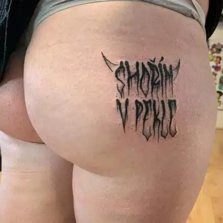 Tetování nápisy, symboly na zadek
