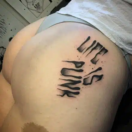Tetování symboly života, nápisy, citáty na zadek