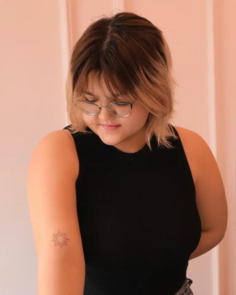 Minimalistické tetování symbol slunce  na paži