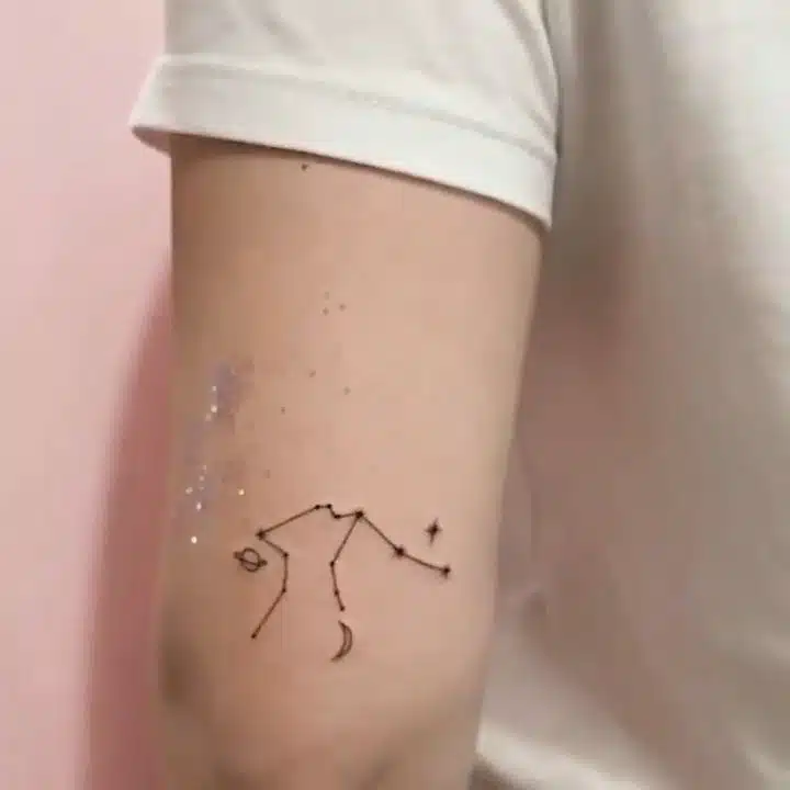 Minimalistické tetování, symbol hvězdy na paži