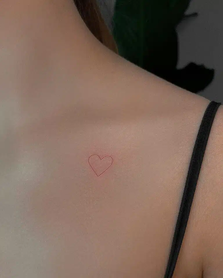 Tetování srdce pod klíční kostí