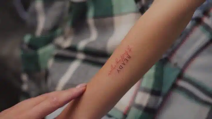 Tetování písmena, nápis na předloktí
