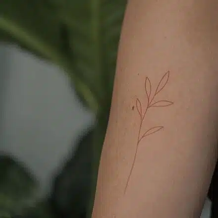 Tetování symbol luční kvítí na předloktí