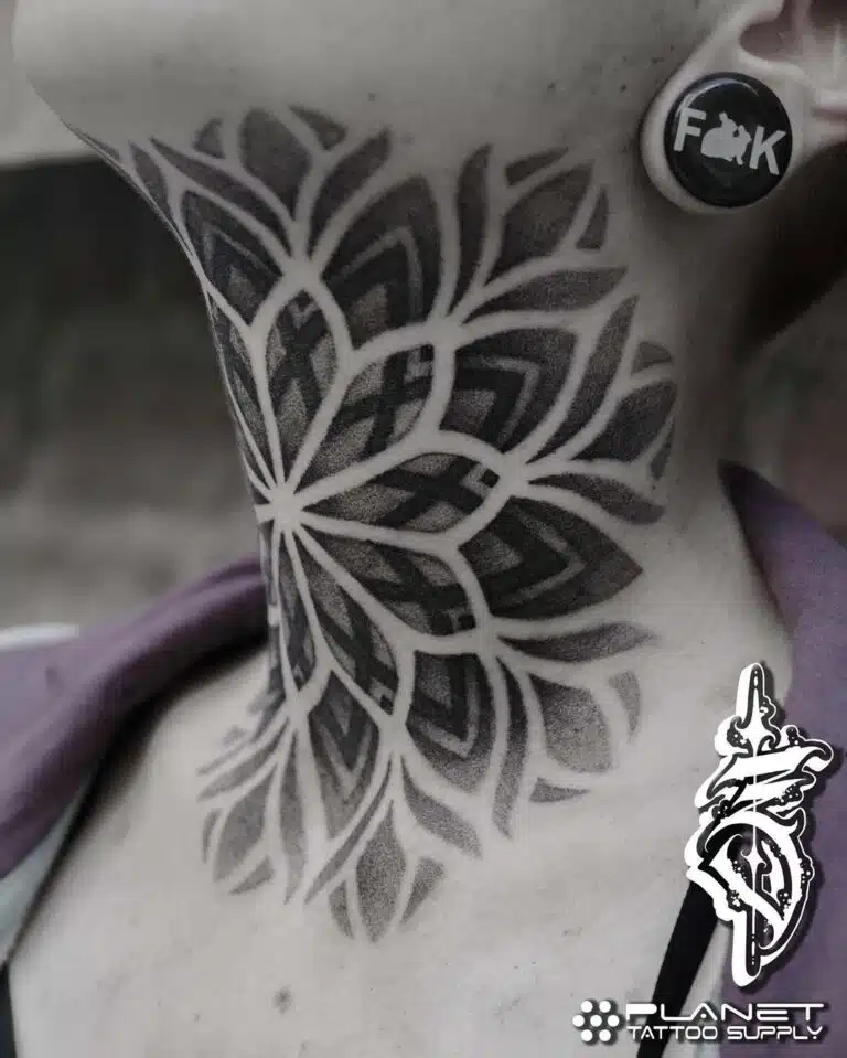 Tetování mandala na krku