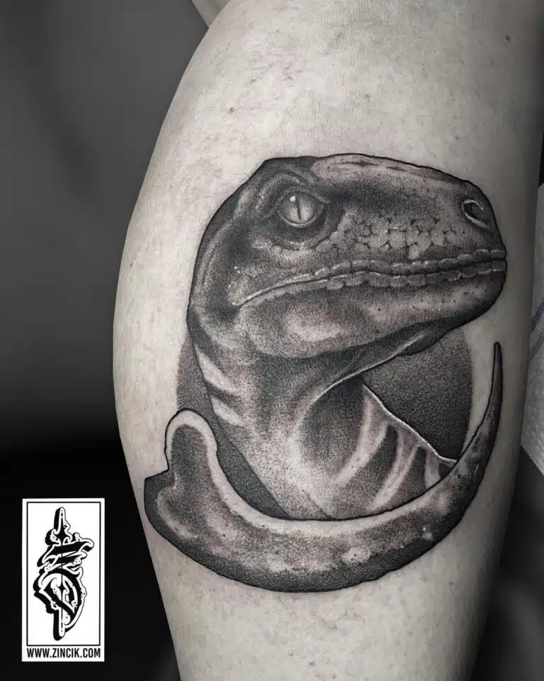 Tetování zvířata, velociraptor na lýtku