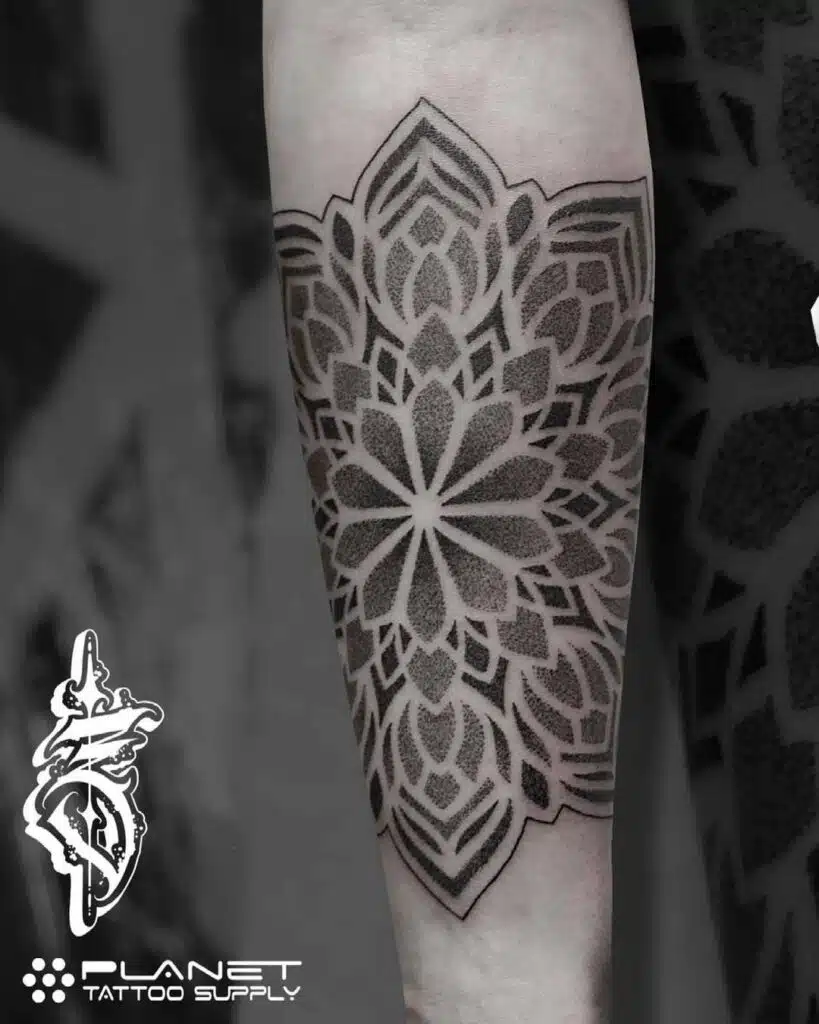 Tetování mandala na předloktí