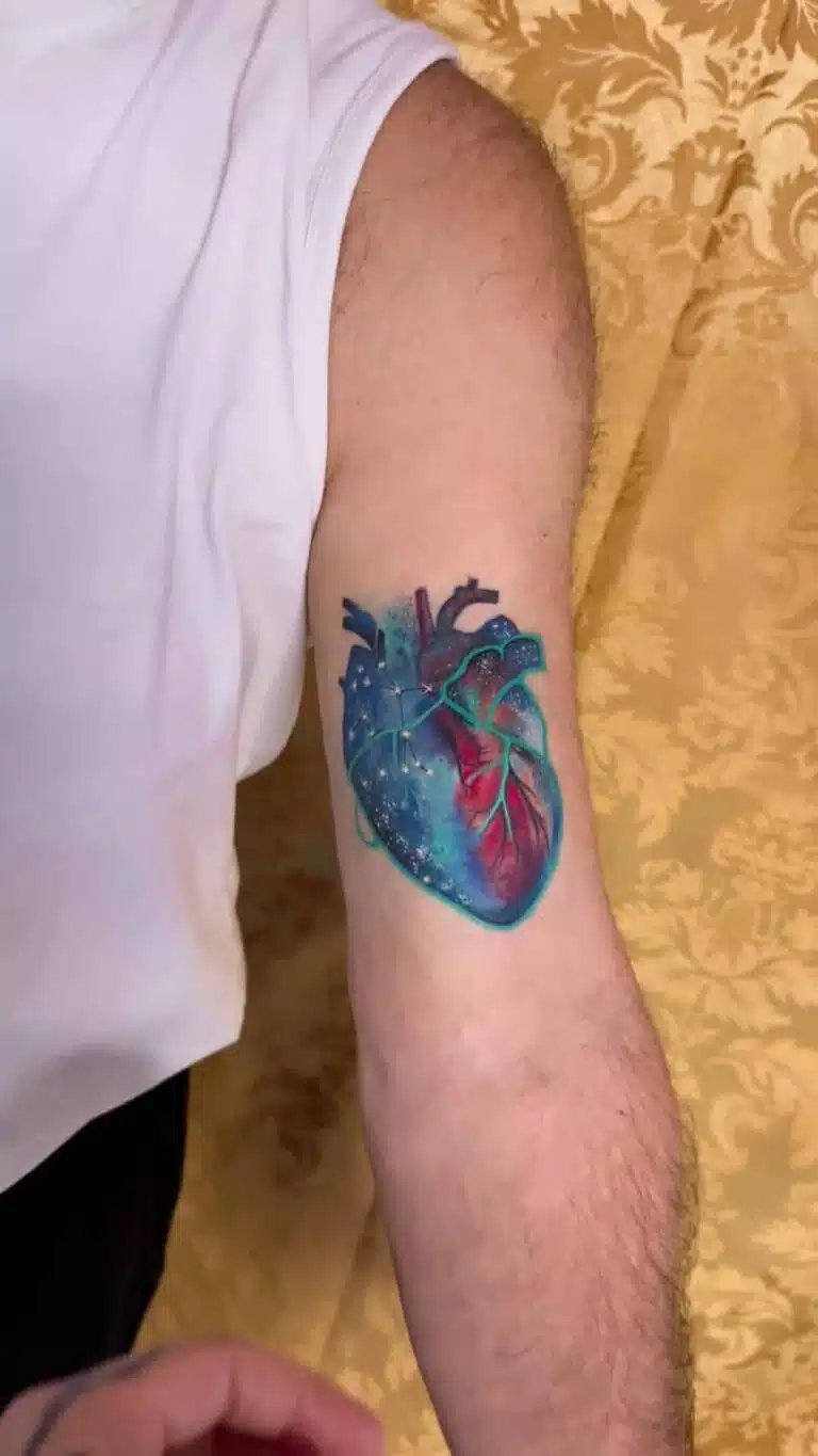 Tetování srdce na bicepsu