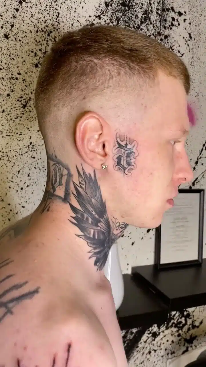 Tetování nápis na obličeji