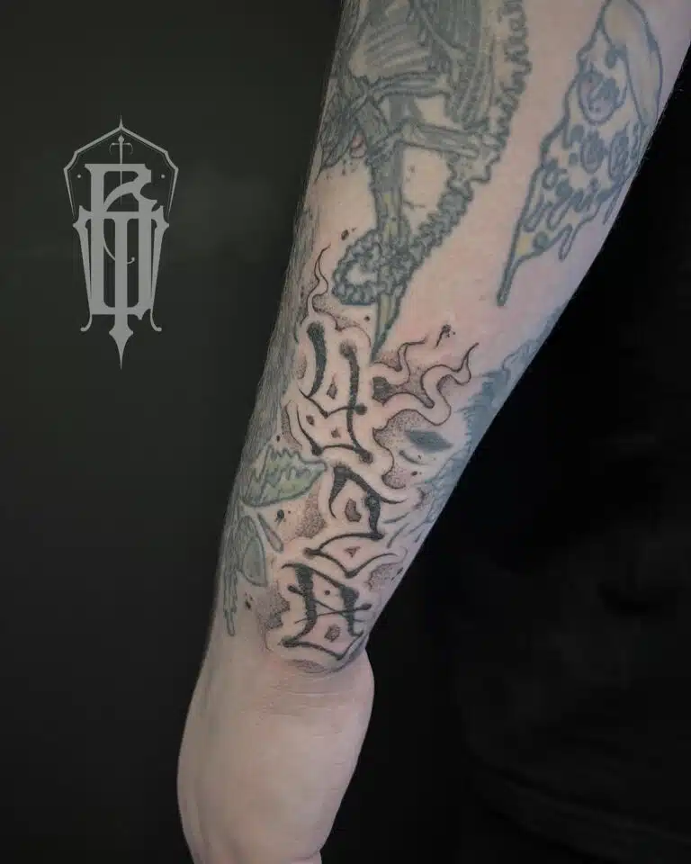 Tetování nápis, čísla na předloktí