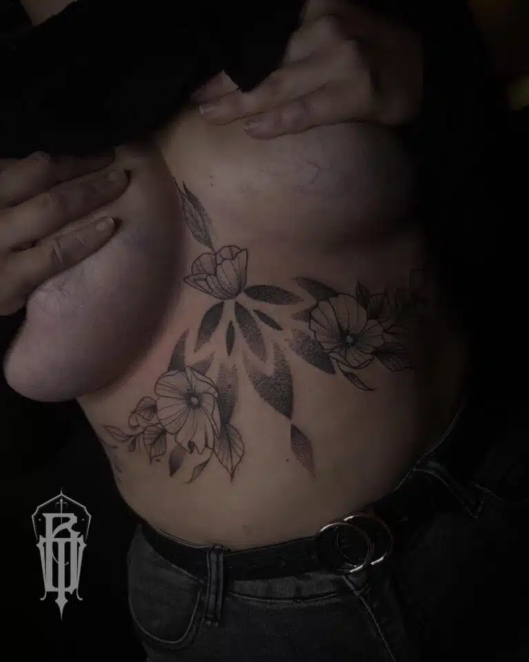 Tetování mandala s květinami pod prsa