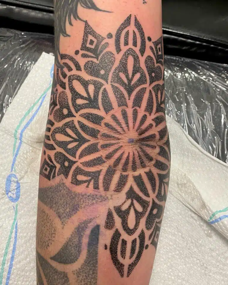 Tetování mandala na loket