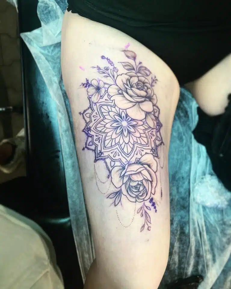 Tetování mandala s květinami na stehně