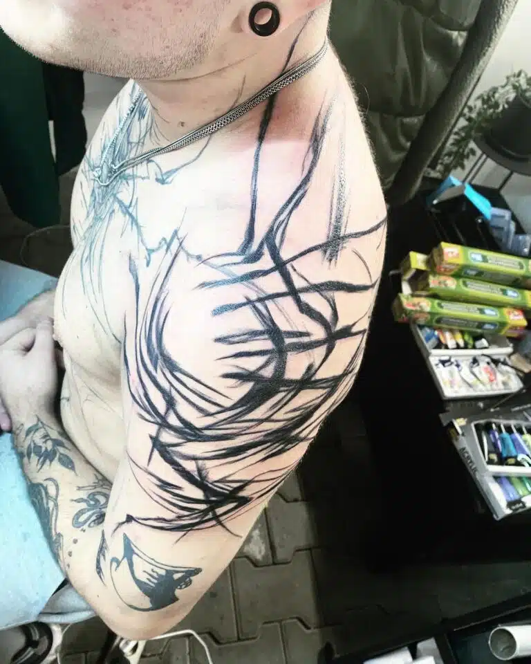 Tetování čáry na rameni