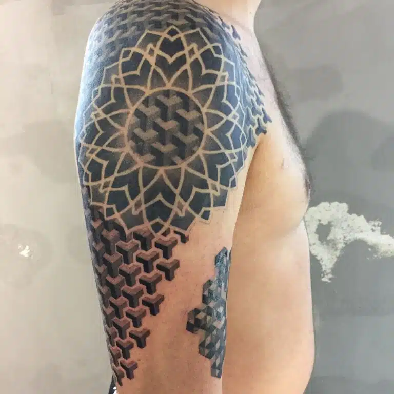 Tetování mandala na rameni
