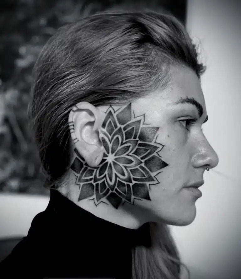 Tetování mandala na obličeji