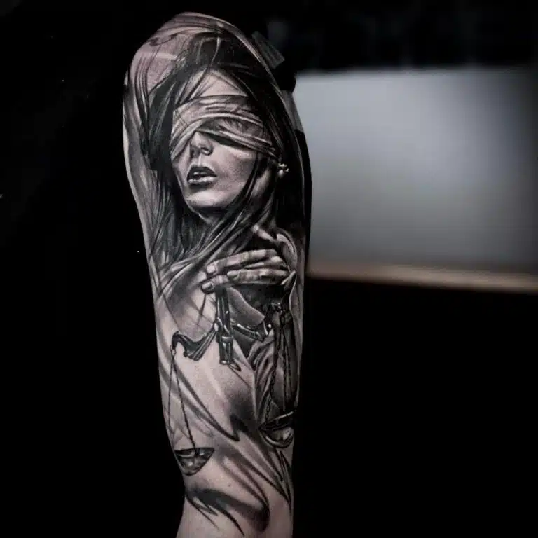 Tetování portrét ženy, lady Justice, znamení zvěrokruhu, Váhy na rameni